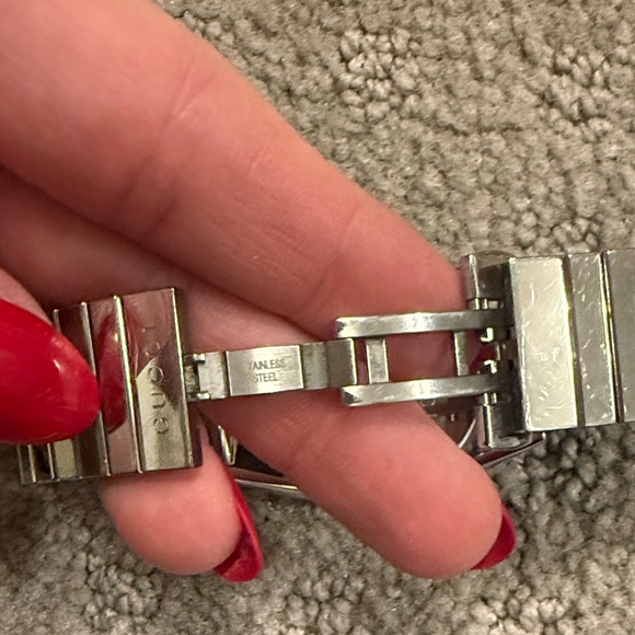 Gucci Silver Timepiece with White Face - Picture 4 of 8